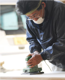 大工が家具をつくる風景